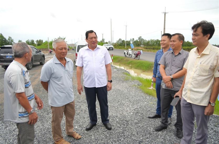 Vicepresidente del Comite Popular de CA Mau, Lam Van Bi, verifico la autorizacion del sitio de la ciudad de CA Mau - Dat Mui City. Foto: CA Mau Portal de informacion electronica