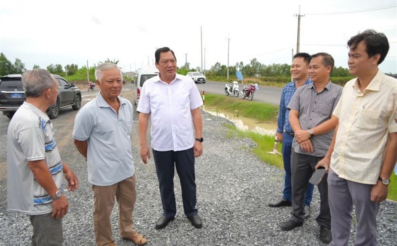 Vice Chairman of Ca Mau Provincial People's Committee Lam Van Bi inspected the site clearance of Ca Mau - Dat Mui City Expressway. Photo: Ca Mau Electronic Information Portal