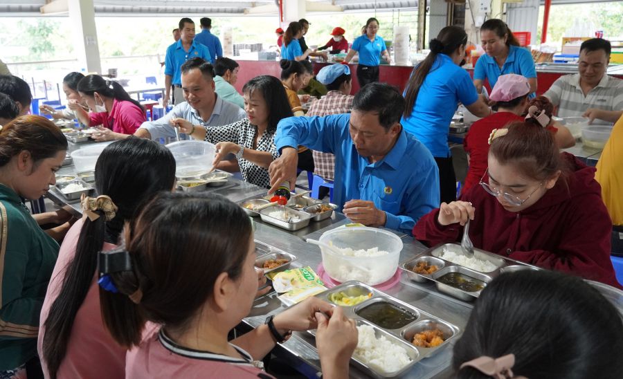 Workers enthusiastically participate in the collective meal organized by the union and the enterprise. Photo: Phuong Anh