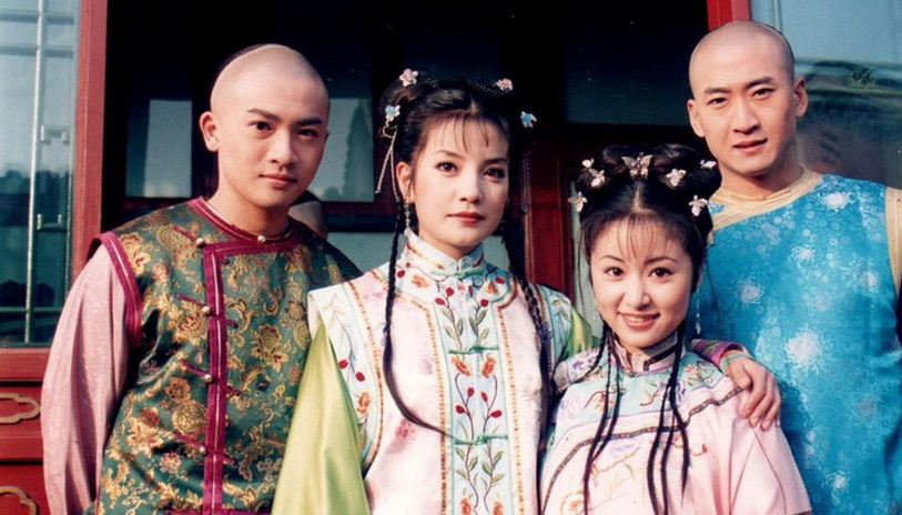 “Ngu A Ca” To Huu Bang cung Trieu Vy, Lam Tam Nhu, Chau Kiet. Anh: Phim Hoan Chau Cach Cach.