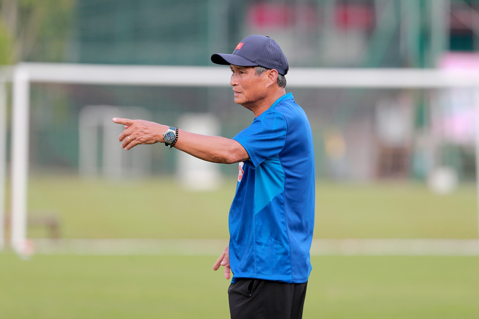 Coach Mai Duc Chung has high expectations for young players in the Vietnam women's team. Photo: VFF