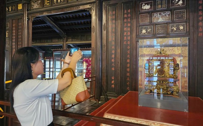 The throne of King Duy Tan (Hue) was placed in the cupboard. Photo: Thanh Dat