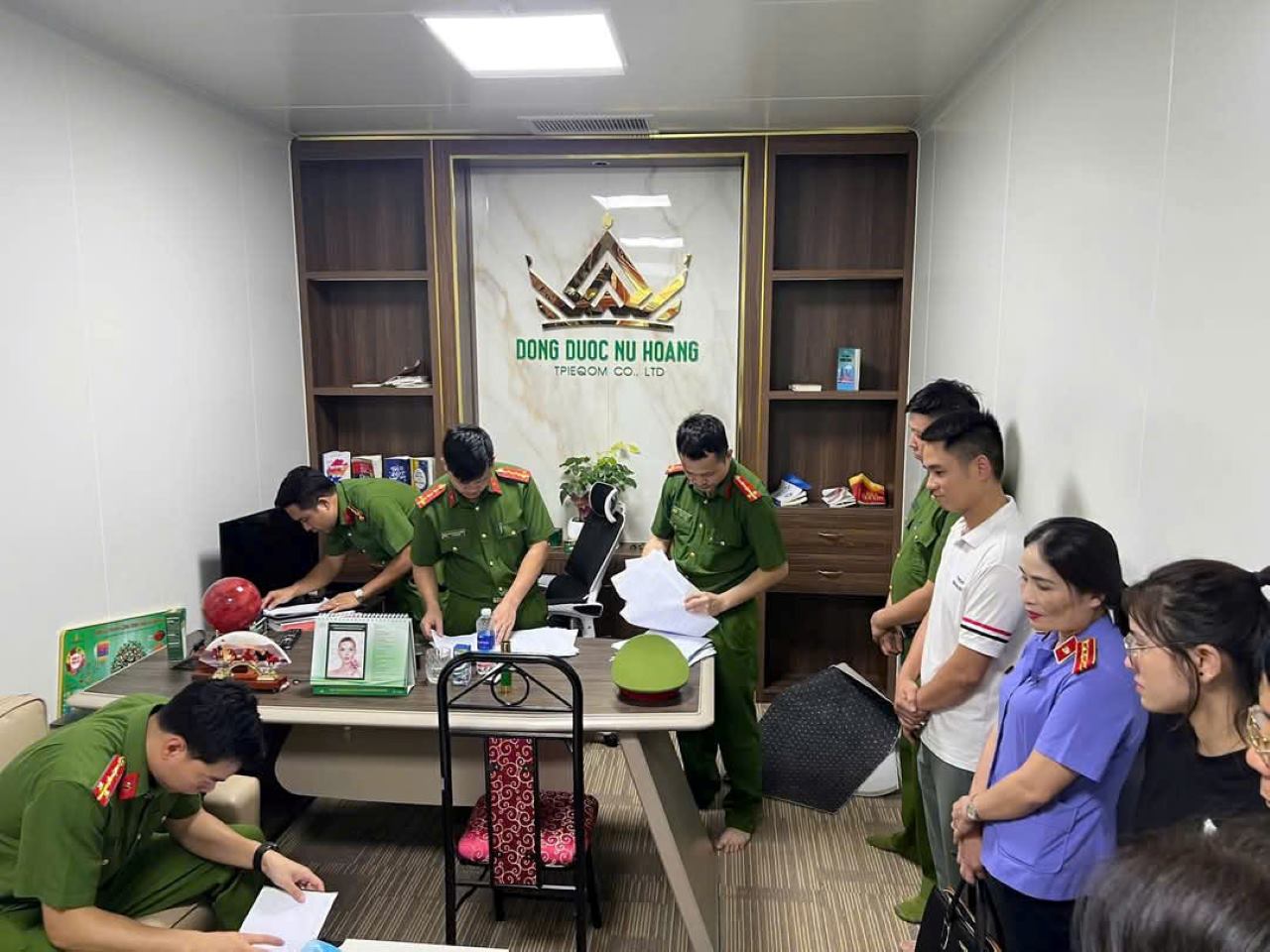 Cơ quan Công an tiến hành khám xét nhà, nơi làm việc của bị can Vũ Quang Thuận. Ảnh: CACC
