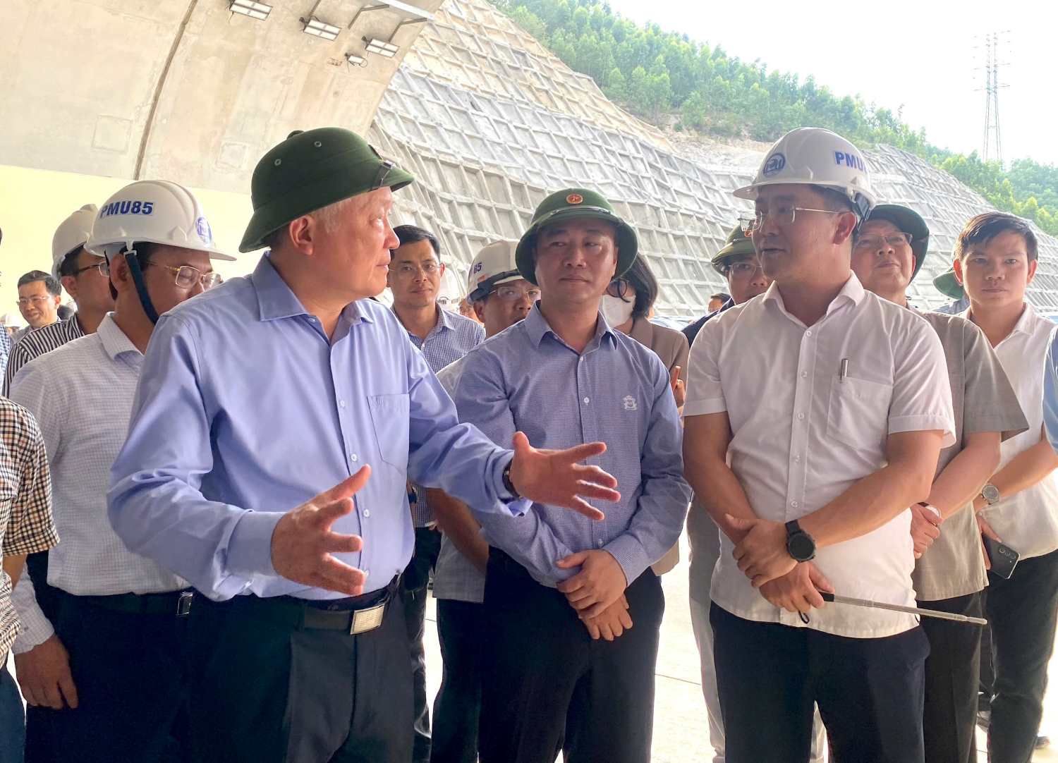 Permanent Deputy Prime Minister Nguyen Hoa Binh inspects the progress of the Quy Nhon - Chi Thanh expressway section. Photo: Thanh Thanh