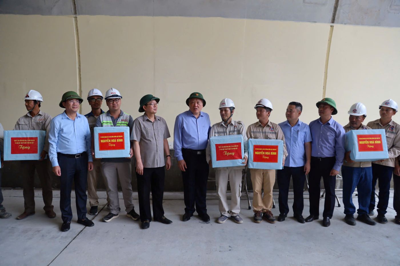 Pho Thu tuong Thuong truc Nguyen Hoa Binh tham, tang qua dong vien cong nhan lao dong lam viec tai cong truong Du an thanh phan Quy Nhon - Chi Thanh qua tinh Binh Dinh. Anh: Thanh Thanh