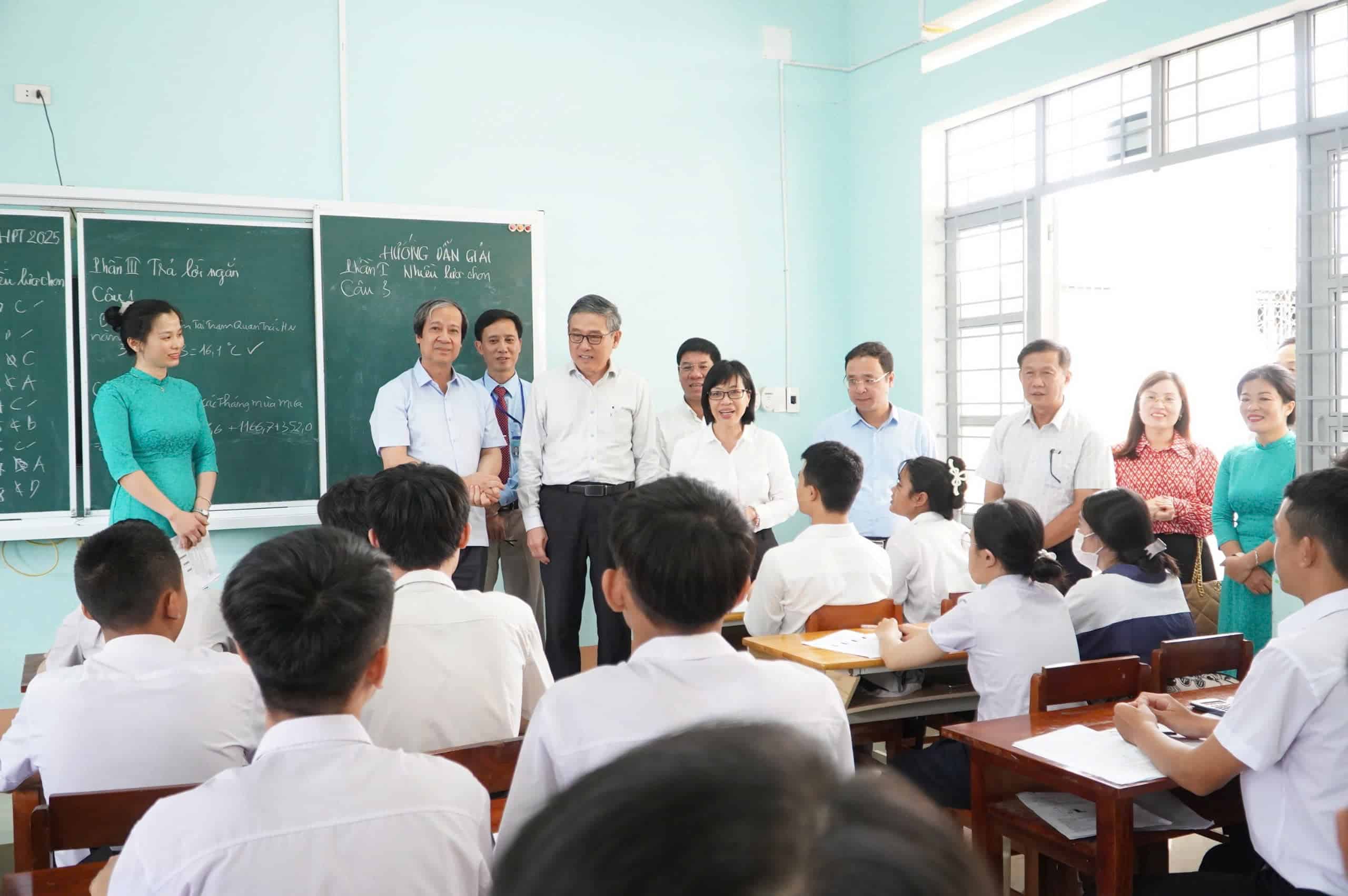 Bo truong Nguyen Kim Son kiem tra cong tac on thi tot nghiep tai cac lop hoc. Anh: Thanh Tuan