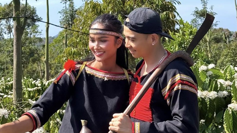 H'Hen Nie van lam viec tich cuc sau khi co em be. Anh: Nhan vat cung cap