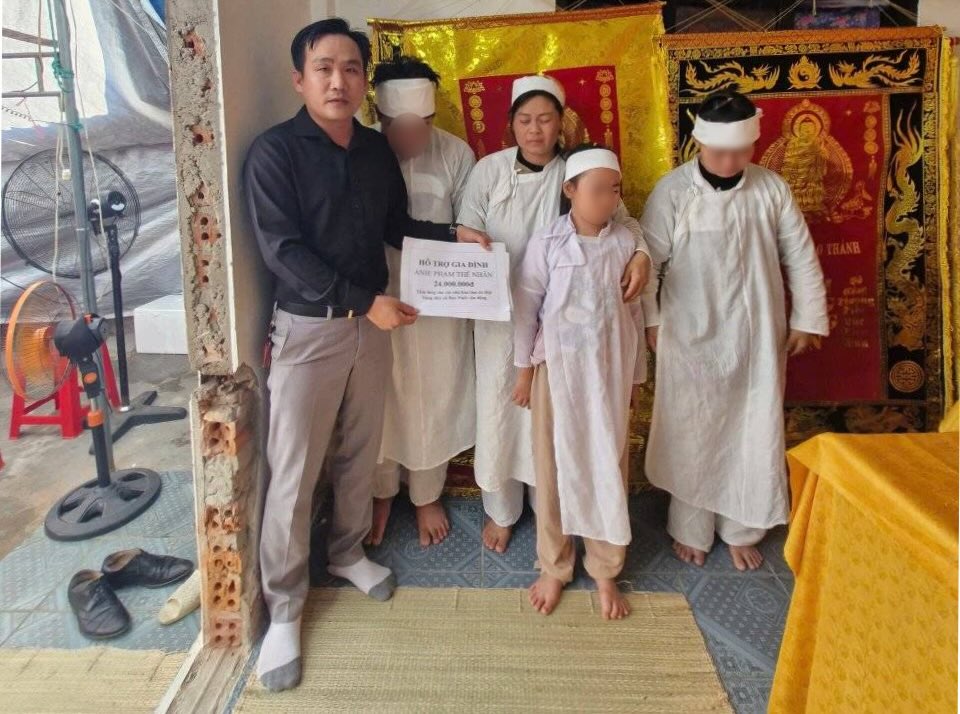 Local authorities visited and encouraged the families of the missing fishermen in Quang Binh. Photo: Xuan Vinh