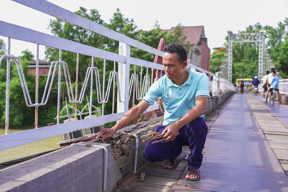 El puente suspensivo esta dañado. Foto: Colgada
