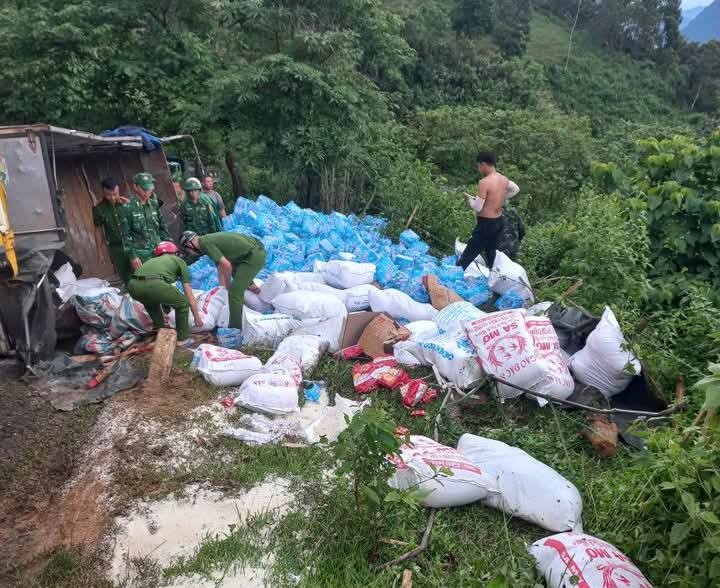 El automovil que transporta productos apoya al pueblo Tuong Duong (nghe an) dañado por las inundaciones volteadas en el medio de la pendiente de la montaña. Foto: NGOC ANH