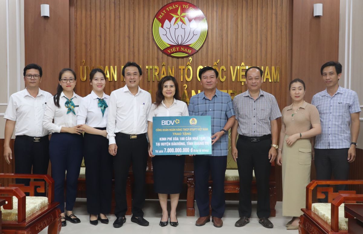 Ủy ban MTTQ Việt Nam tỉnh Quảng Trị (bên phải ảnh) tiếp nhận số tiền 7 tỉ đồng do Công đoàn BIDV Việt Nam ủng hộ chương trình "Xóa nhà tạm, nhà dột nát". Ảnh: Hàn Nguyên