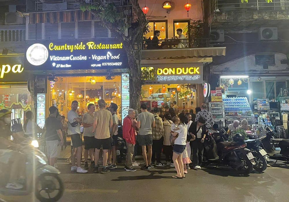 Khach xep hang truoc quan vit tung dat danh hieu Michelin o pho co Ha Noi. Anh: NVCC