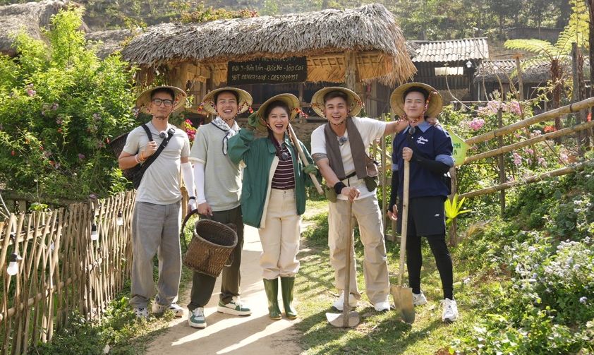 Các anh tài, chị đẹp góp mặt trong show Gia đình Haha. Ảnh: Nhà sản xuất YeaH1. 