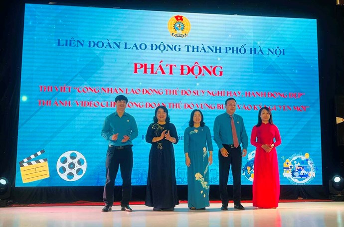 Ms. Thai Thu Xuong - Permanent Vice President of the Vietnam General Confederation of Labor (3rd, from left) - and the leaders of the Hanoi City Confederation of Labor launched 2 writing contests, photo and video competitions about workers and trade unions in the capital to a large number of workers at the end of March 2025. Photo: Kieu Vu