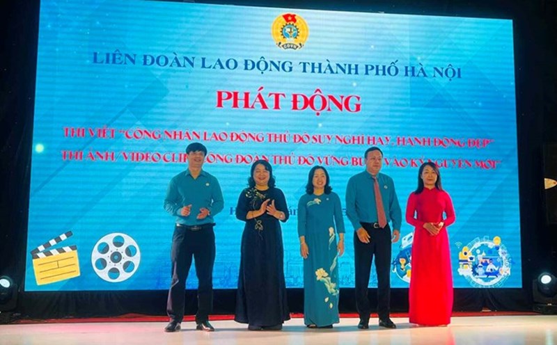 Ms. Thai Thu Xuong - Permanent Vice President of the Vietnam General Confederation of Labor (3rd, from left) - and the leaders of the Hanoi City Confederation of Labor launched 2 writing contests, photo and video competitions about workers and trade unions in the capital to a large number of workers at the end of March 2025. Photo: Kieu Vu