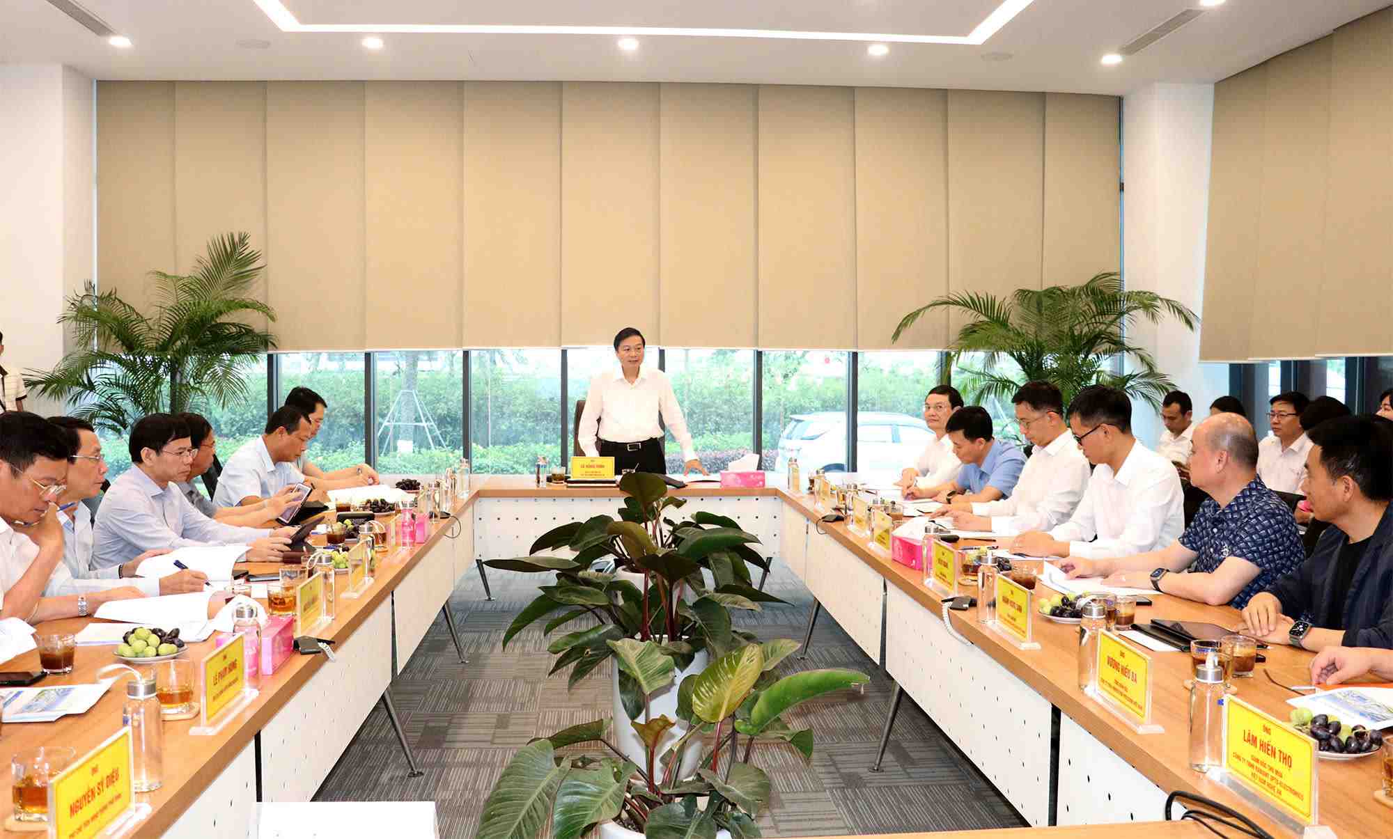 Ong Le Hong Vinh, Chu tich UBND tinh Nghe An lam viec voi Cong ty TNHH VSIP Nghe An. Anh: Phan Quynh
