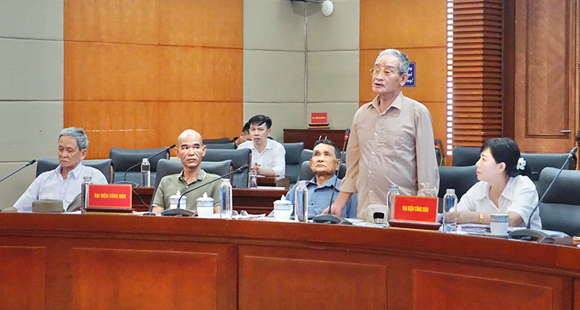 Cac ho dan kien nghi ve viec thu hoi dat tai du an tren dia ban phuong Thuy Duong, TP Thuy Nguyen. Anh: Minh Hung