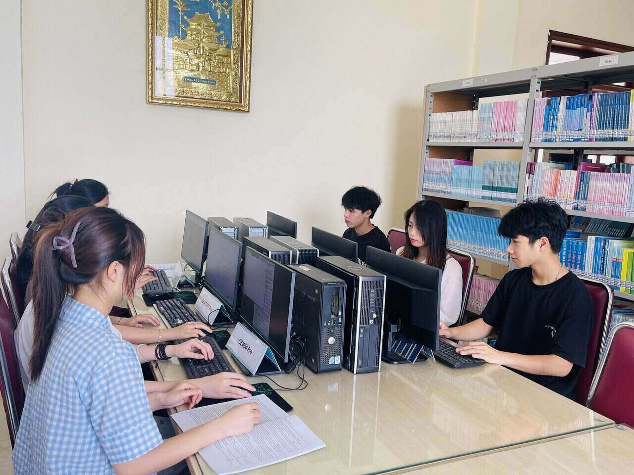 Hai Duong students access AI technology for free. Photo: Mai Huong