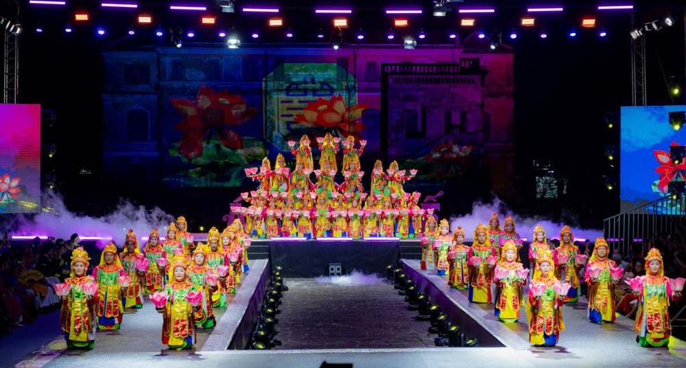 Tuan le Ao dai Cong dong Hue 2025 khong chi la chuoi su kien ton vinh mot bieu tuong van hoa, ma con la nhip cau noi giua truyen thong va hien dai, giua Hue va the gioi; gop phan quan trong trong viec khang dinh thuong hieu “Hue - Kinh do ao dai Viet Nam.” 