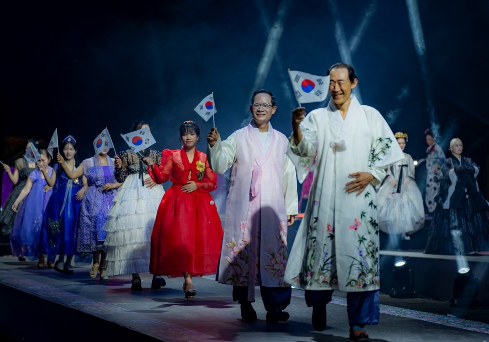 Admire los delgados vestidos largos que brillan en la antigua capital.