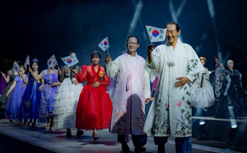 Admire the flowing ao dai shining on the land of the Ancient Capital.