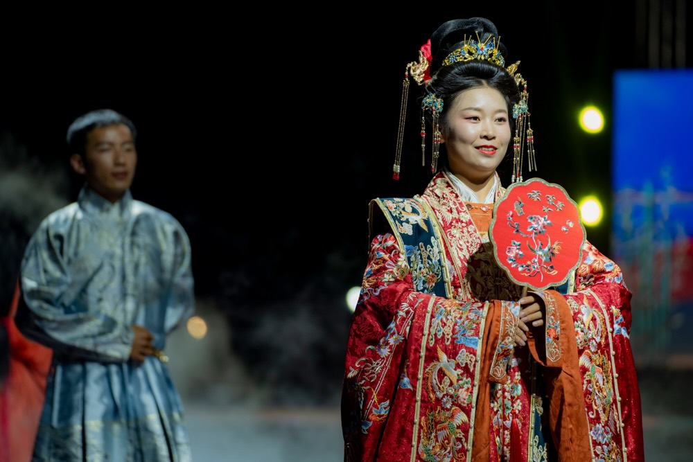 Diem nhan cua dem hoi la phan giao luu van hoa Dong A - noi ao dai Viet Nam sanh buoc cung trang phuc kimono cua Nhat Ban, hanbok cua Han Quoc va Han phuc-truong bao Trung Hoa.   