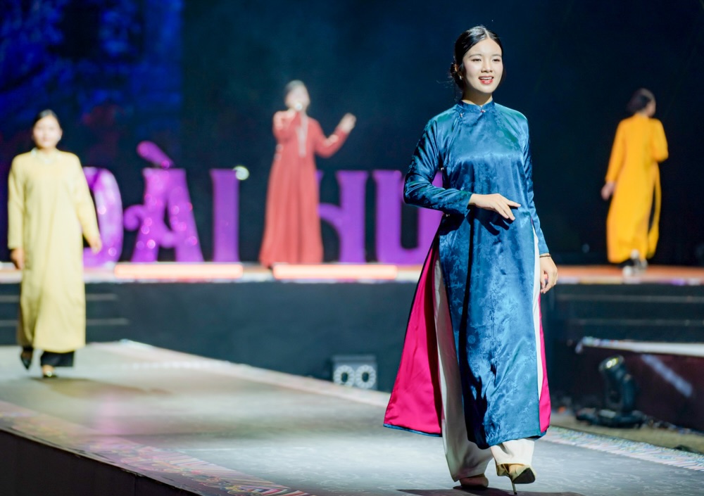 Tuan le Ao dai Cong dong Hue 2025 dien ra tu ngay 5-15.6,  gom nhieu hoat dong noi bat nhu: dap xe vi moi truong “Ao dai qua pho,” Hanh trinh “Ao dai ve nguon,” khong gian trung bay nghe may ao dai truyen thong; chuong trinh nghe thuat “Sac mau van hoa,” hoat dong dieu hanh “Viet Phong hoi tu,” chuong trinh nghe thuat “Ao dai - Sac tham co do,” nhay Flashmob “Ao dai xuong pho“... 