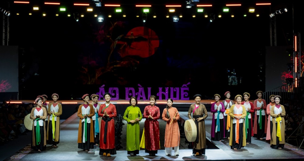Nhieu nam gin giu va sang tao, Hue khong chi la noi luu giu hon cot cua chiec ao dai truyen thong, ma con la noi bat dau nhung xu huong moi, nhung goc nhin duong dai ve ao dai.   
