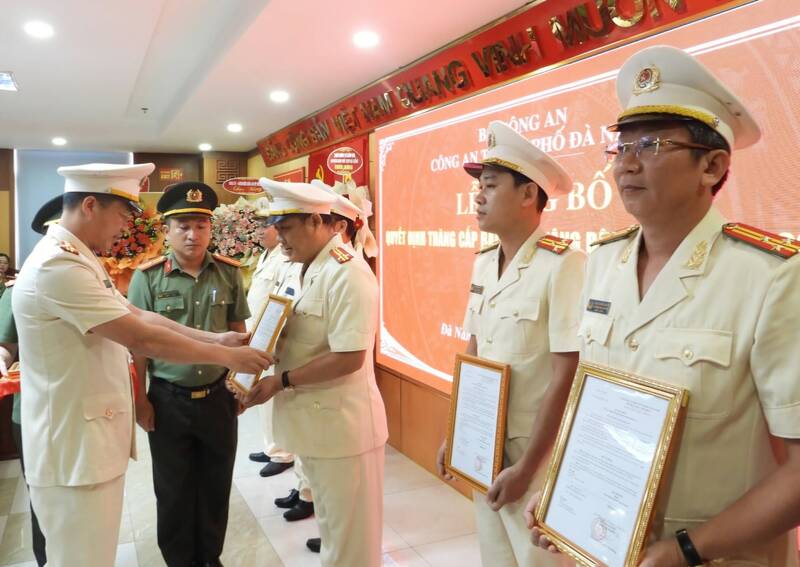 Coronel Nguyen Dai Dong - Director Adjunto a cargo de la policia de Da Nang otorgo la decision de promover el rango de teniente coronel principal de los lideres de liderazgo. Foto: Policia de Da Nang