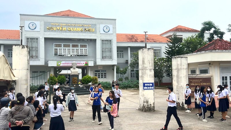 Thi sinh ket thuc mon thi Ngu van tai V