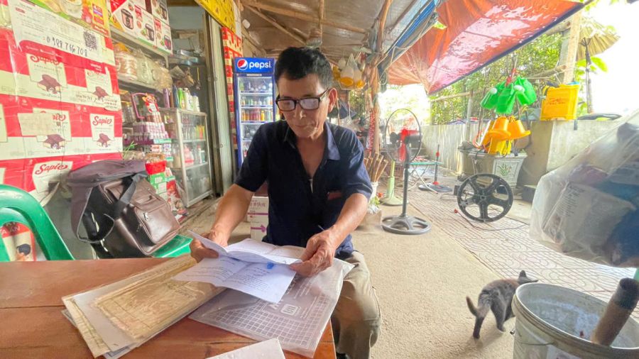 Ông Nguyễn Xuân Nho cho rằng, việc cấp chồng lấn giấy chứng nhận quyền sử dụng đất gây ảnh hưởng đến quyền lợi của gia đình. 
Ảnh: Đinh Đại
