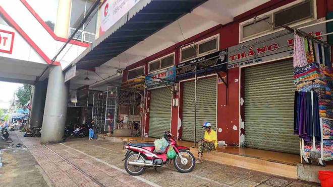 Nhiều kiốt mặt tiền chợ trung tâm Buôn Ma Thuột (tỉnh Đắk Lắk) đóng cửa vào sáng 5.6. Ảnh: Bảo Trung