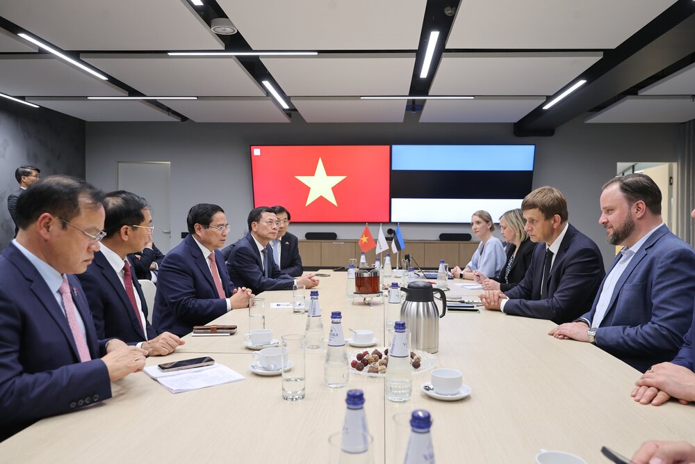 Miembro de Politburo, primer ministro, Pham Minh Chinh, visito Cybernetica Company, uno de los simbolos de la economia digital estonia. Foto: VGP