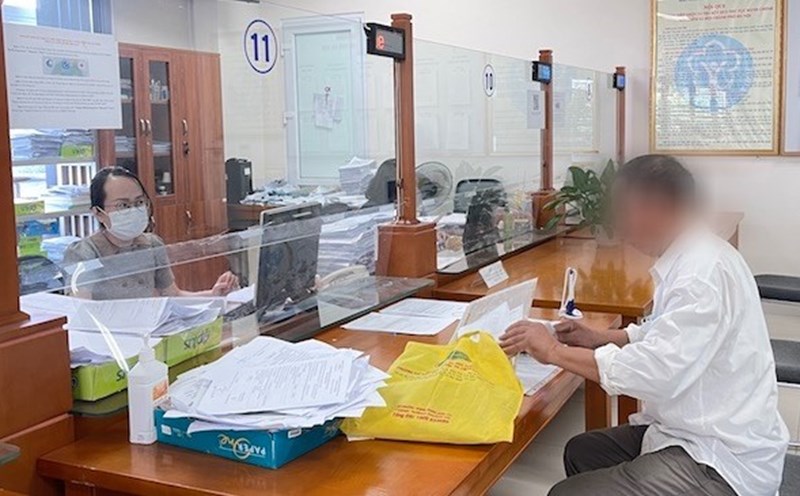 Social insurance officers in region I advise employees on pension regimes. Photo: Ha Anh