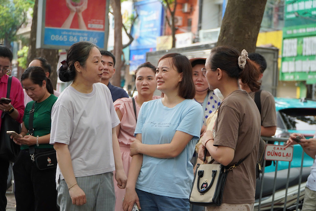 Ben ngoai cong truong thi, nhieu phu huynh nan lai, dong vien tinh than con. Anh: Anh Duc
