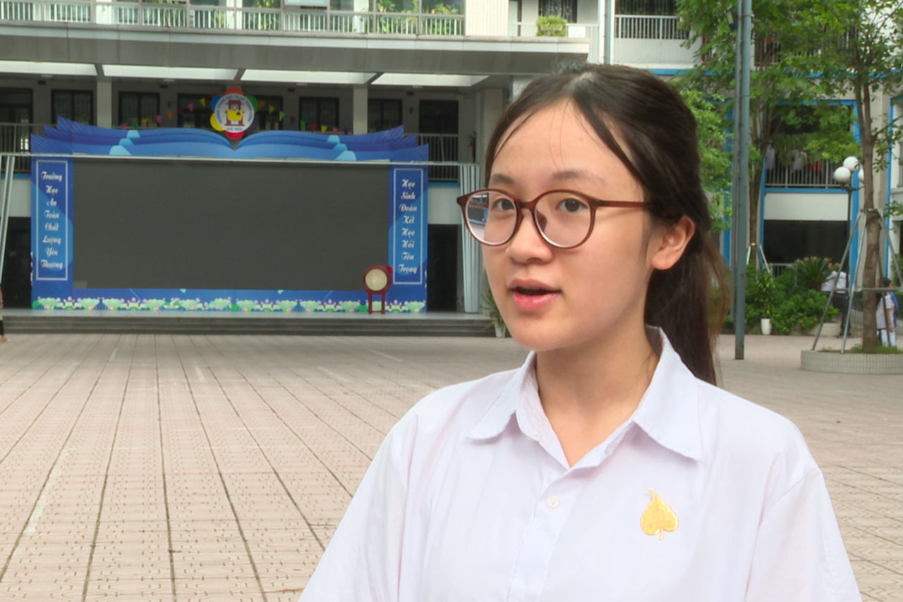 Nguyen Chau Anh - hoc sinh Truong THCS Ai Mo tu tin buoc vao ky thi voi bai thi dau tien la mon Ngu van. Nu sinh ky vong de co tinh phan hoa cao, giup hoc sinh thoa suc sang tao, the hien duoc nang luc cua ban than. Anh: Trang Linh 