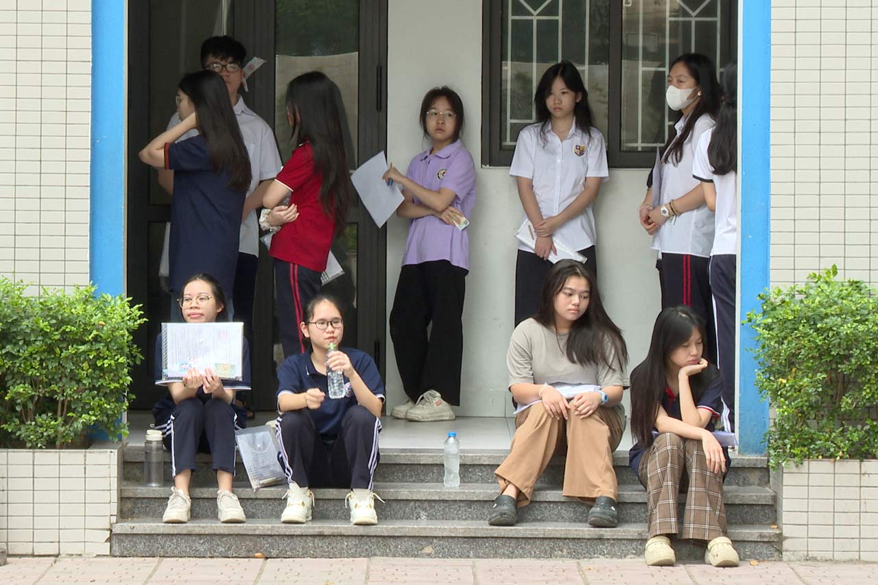 Muon van bieu cam cua thi sinh truoc gio thi mon Ngu van. Anh: Vu Linh