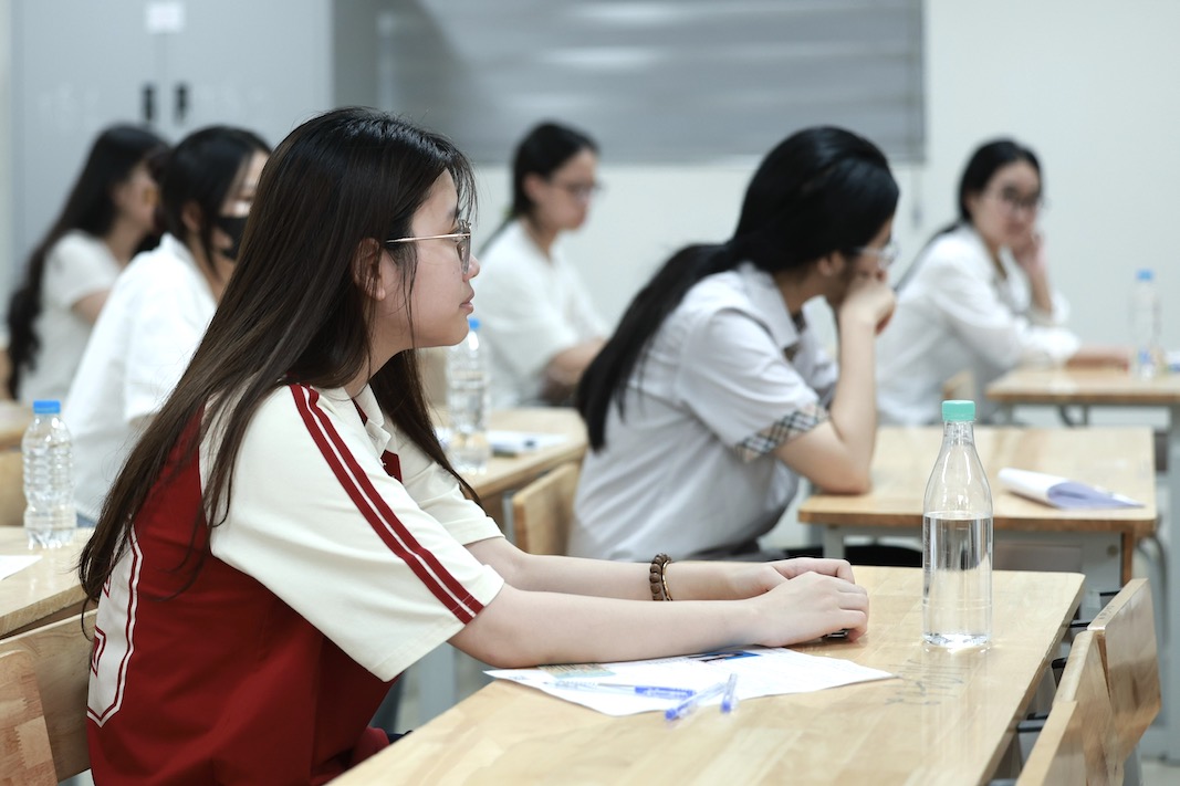 Buoi chieu nay, ngay 7.6, hoc sinh se lam bai thi Ngoai ngu (chu yeu la mon Tieng Anh) trong 60 phut. Sang 8.6, thi sinh bai thi mon Toan, thoi gian 120 phut. Nhung hoc sinh thi truong chuyen se thi them mon chuyen, vao ngay hom sau.