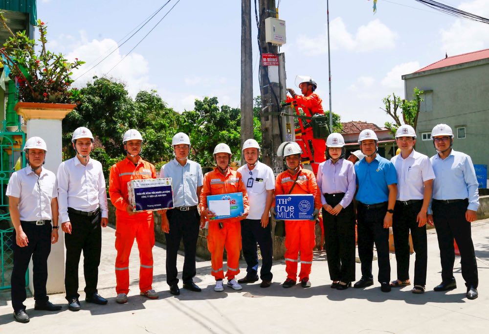 Leaders of the Vietnam Electricity Trade Union presented gifts to workers working in hot weather. Photo: Dac Cuong