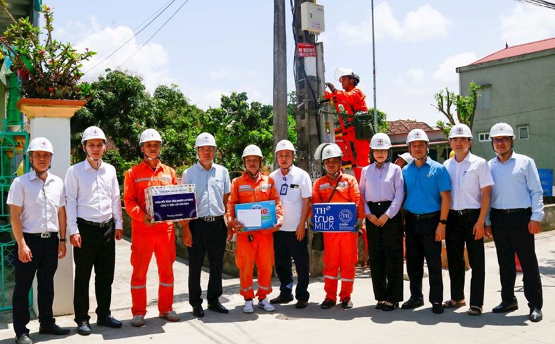 Leaders of the Vietnam Electricity Trade Union presented gifts to workers working in hot weather. Photo: Dac Cuong