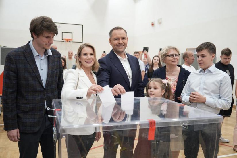 El Sr. Karol Nawrocki (medio) con su esposa e hijos voto en las elecciones presidenciales de la segunda ronda de Polonia, el 1 de junio de 2025. Foto: Xinhua