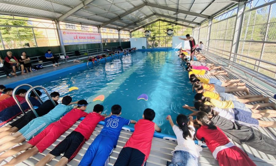 A swimming class to prevent drowning for children in Mo Duc district, Quang Ngai province. Photo: Vien Nguyen