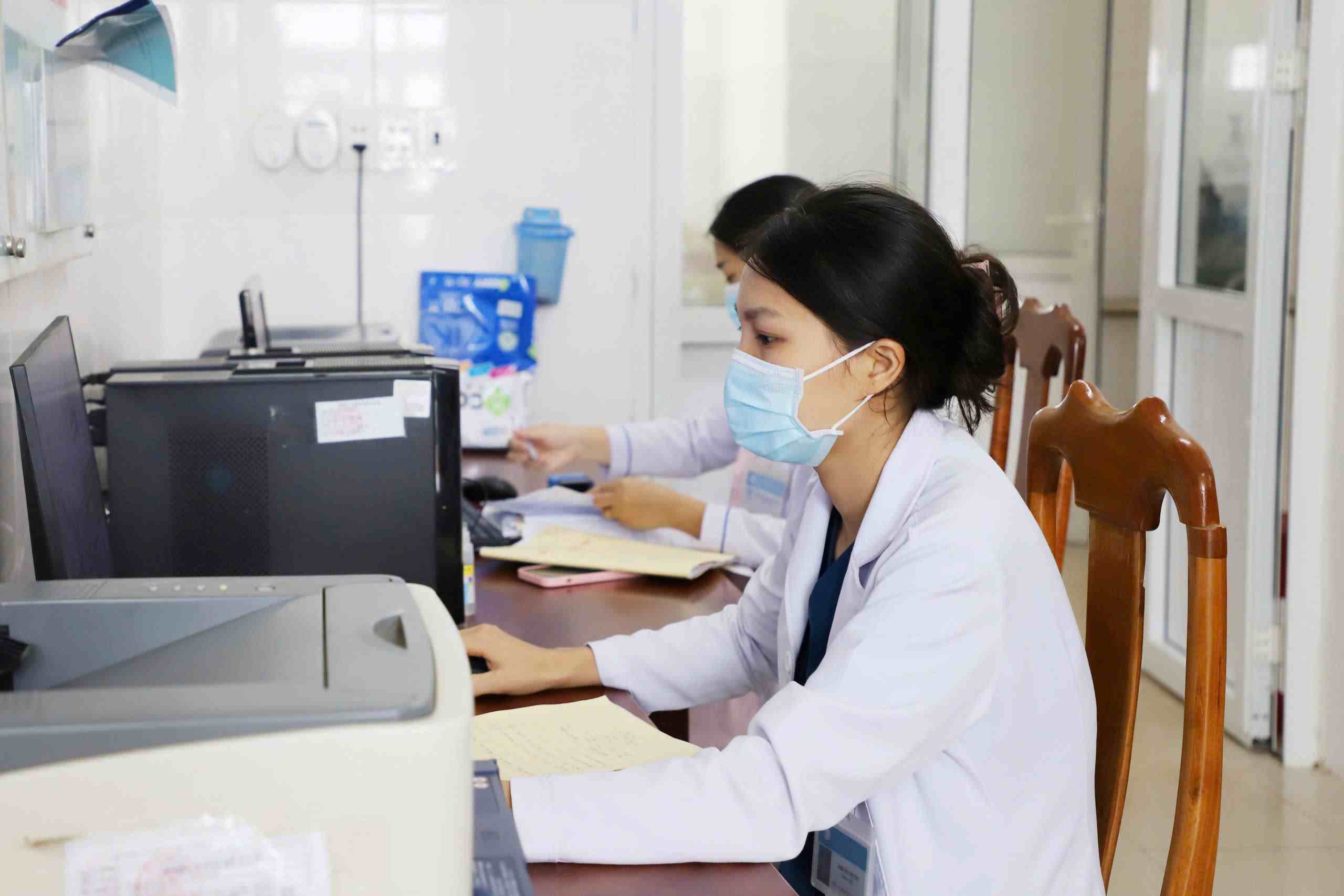 Doctors who are attracted are working at the Dak R'lap District Medical Center. Photo: Duong Hang