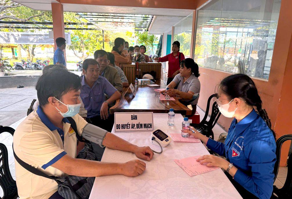 Tổ chức đo huyết áp trước khi tiến hành khám bệnh cho đoàn viên, người lao động. Ảnh: Thanh Nhàn