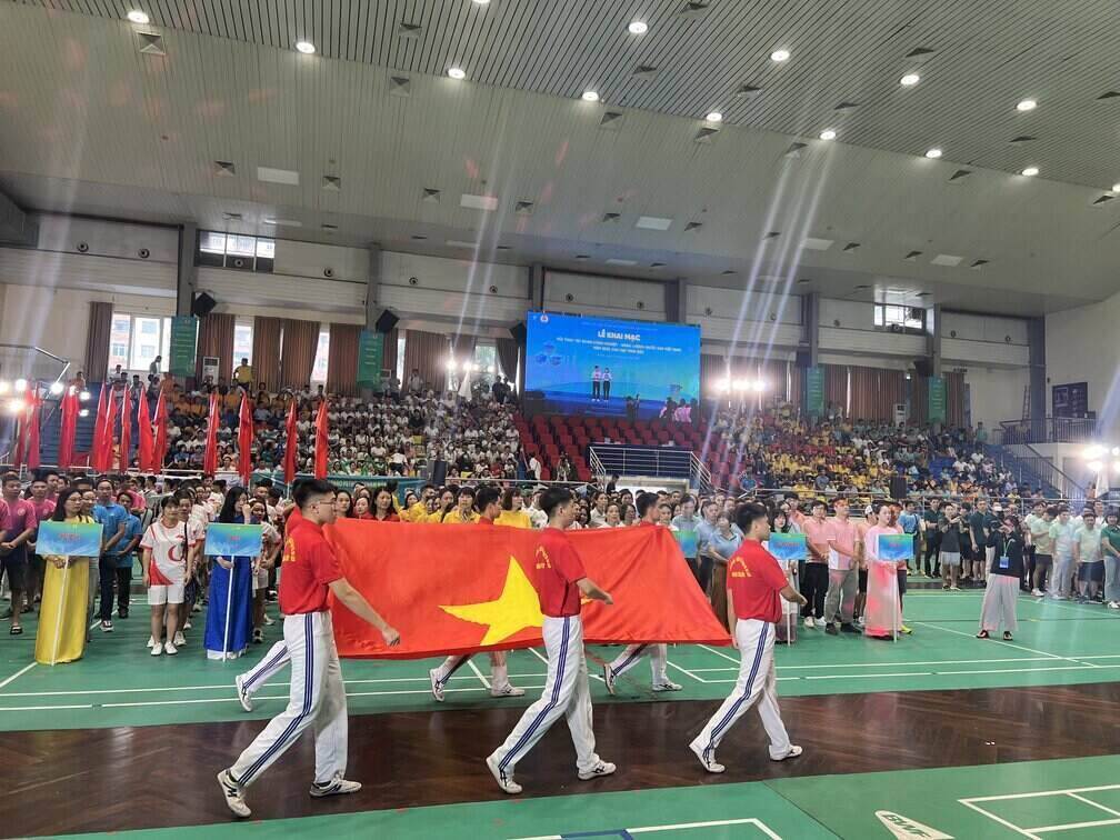 Flag-raising ceremony at the opening of the Northern Region Sports Festival organized by the Vietnam Oil and Gas Trade Union. Photo: Kieu Vu