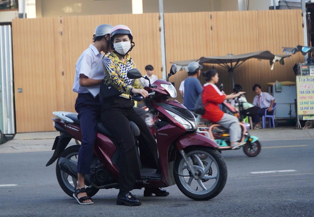 Candidates were taken to the exam site by their parents on the morning of June 6. Photo: Chan Phuc