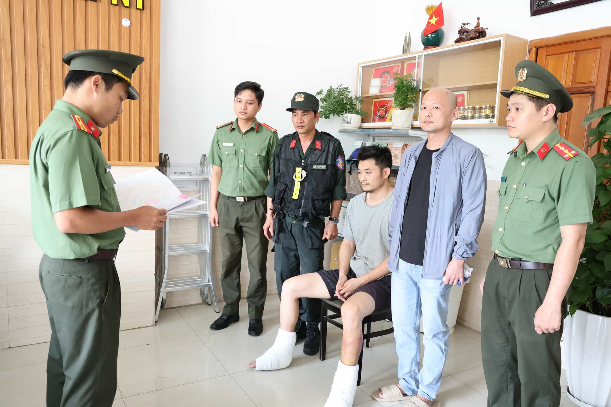 Công an tỉnh Ninh Thuận vừa trục xuất 2 đối tượng người Trung Quốc nhập cảnh trái phép vào Việt Nam. Nguồn: Công an cung cấp