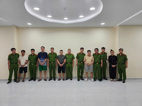 Công an bắt các đối tượng trong đường dây sản xuất nhớt giả. Ảnh: Công an
