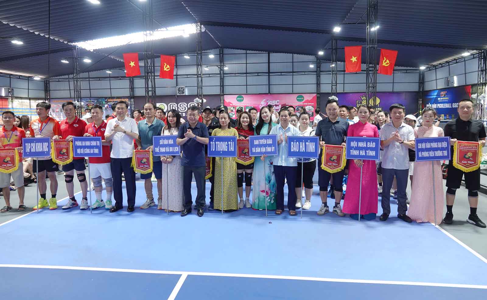 Tang Co luu niem cho cac don vi tham gia giai dau tai le khai mac. Anh: Tran Tuan.