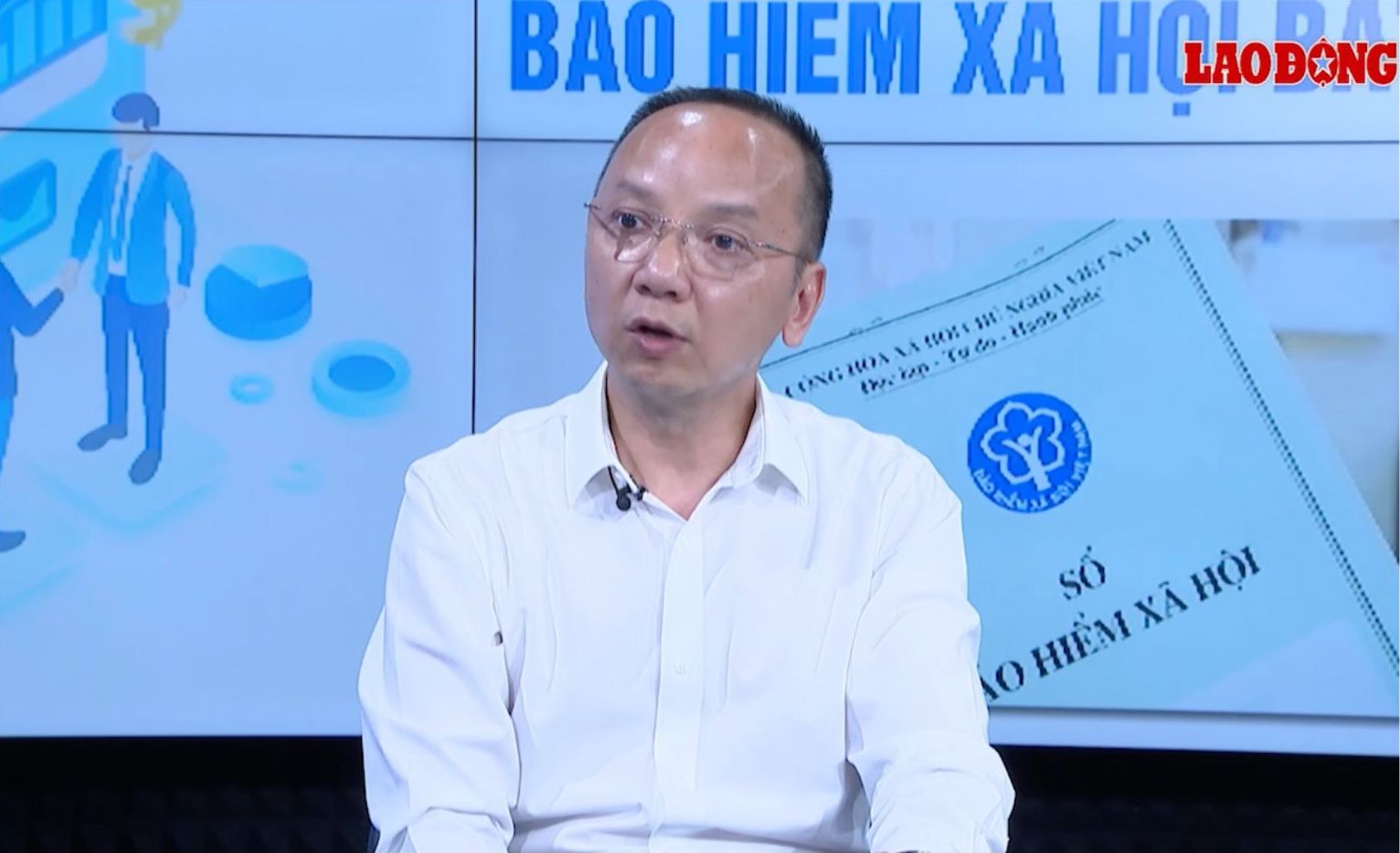 Ong Nguyen Hong Cuong - Pho Truong ban Quan ly Thu va Phat trien nguoi tham gia, Bao hiem xa hoi Viet Nam giai dap nhung thac mac cua doc gia tai toa dam cua Bao Lao Dong. Anh: Thanh Binh